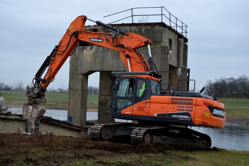 Doosan DX255LC-5 baut historische Rohrbrücke zurück